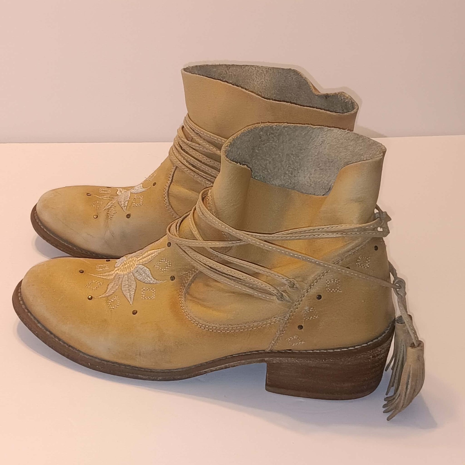 Musse & Cloud Women’s Kylie embroidered Leather Ankle Boot Womens Size 9