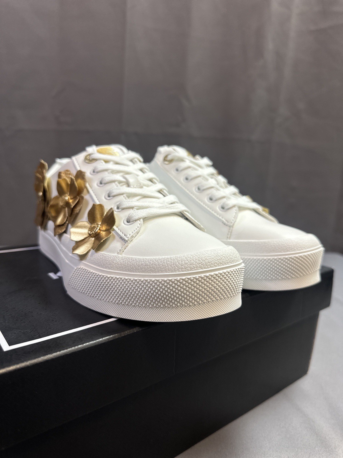 New Karl Lagerfeld Paris Women’s Gael Flower Sneakers – Bright White/Gold – US 7