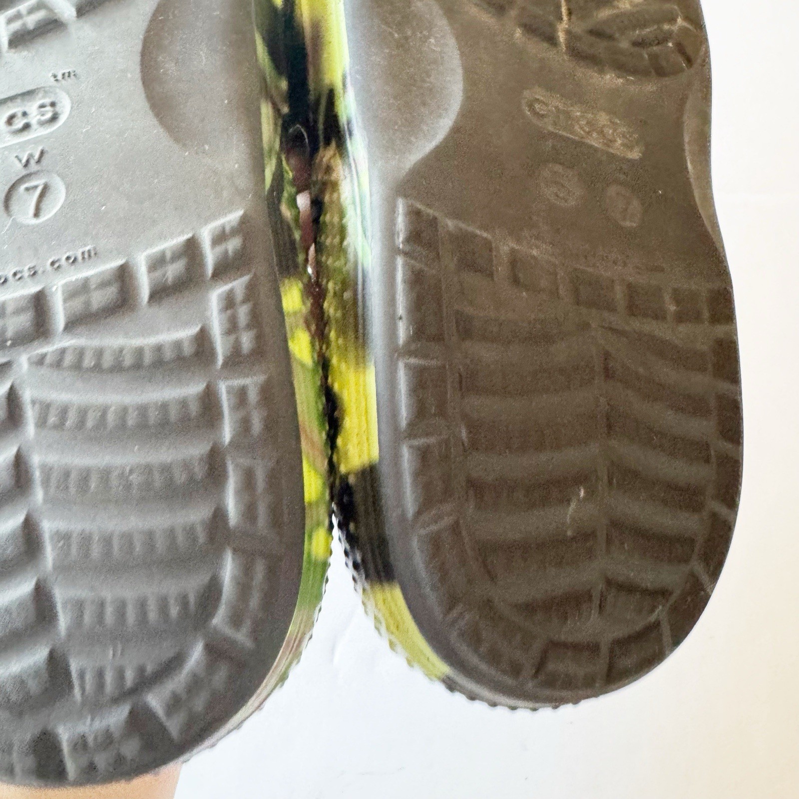 Crocs Classic Slides Camo Women’s 7 Youth Men’s 5 Bright Green Black Brown