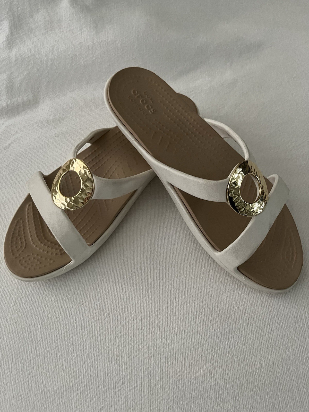 Women’s Crocs Sanrah Circle Slide Sandals, Hammered Ring Oyster Gold Size 6 EUC