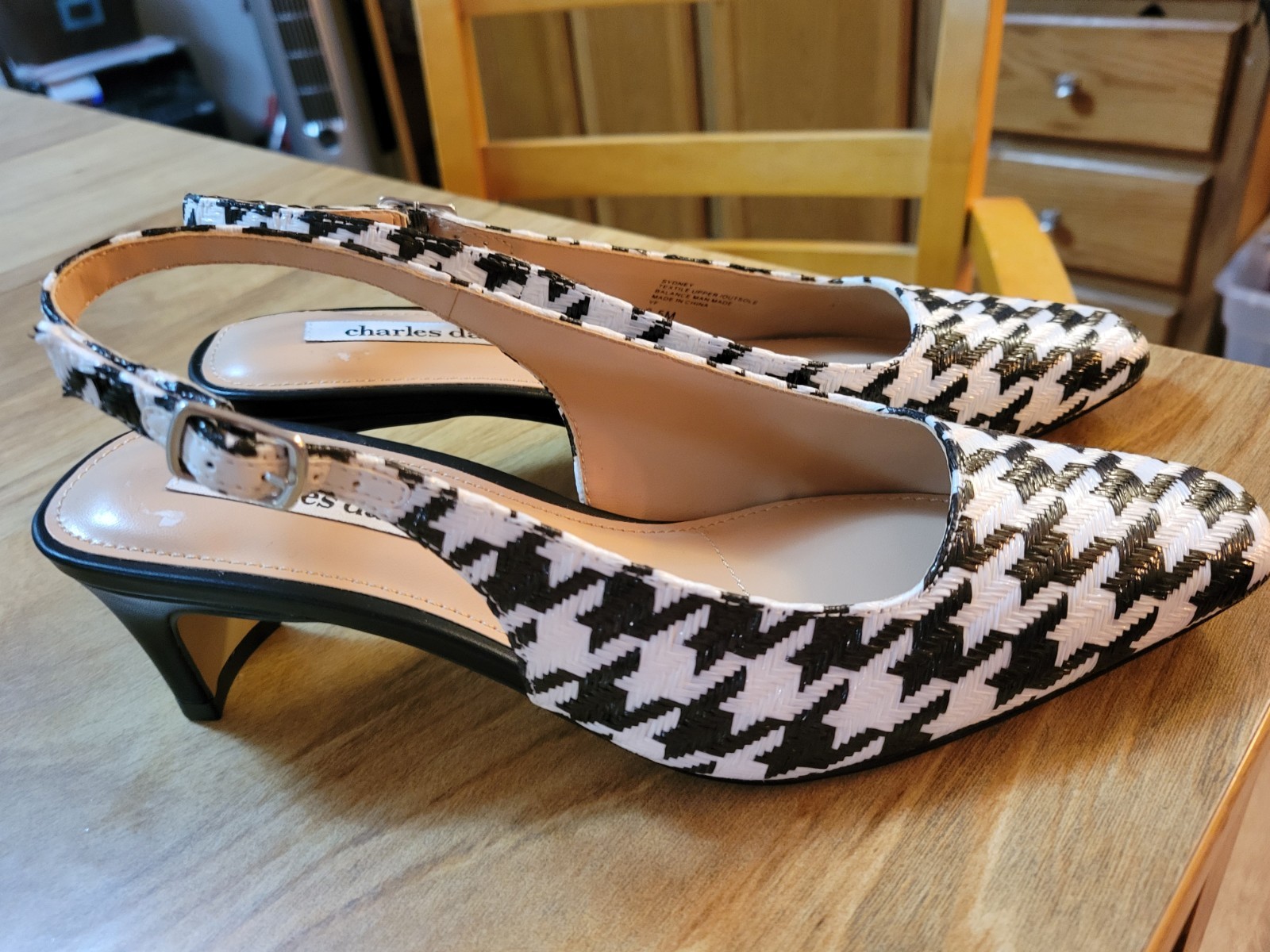 NWOB. Houndtooth Print Shallow Toe Slingback Pumps By Charles David. sz 6.5