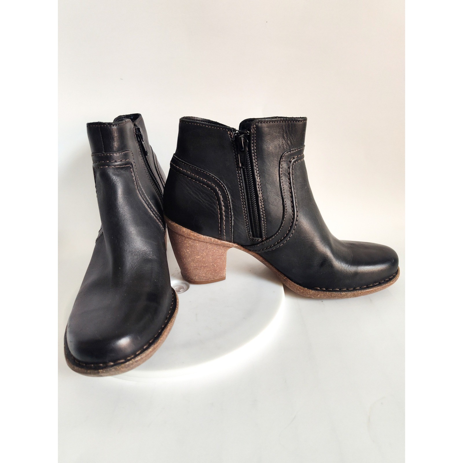Clarks Artisan Ankle Boots Size 9 Black Leather Block Heel Contrast Stitching