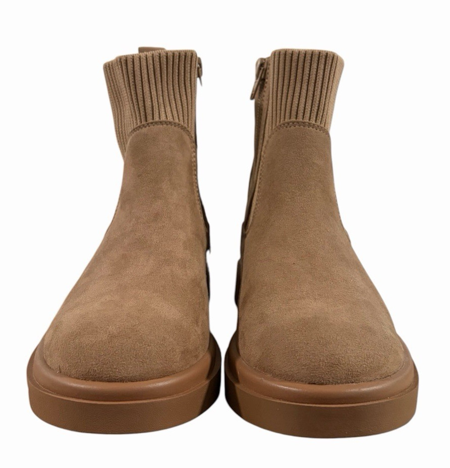 No Boundaries Women’s Faux Leather and Knit Chelsea Boots Size 6