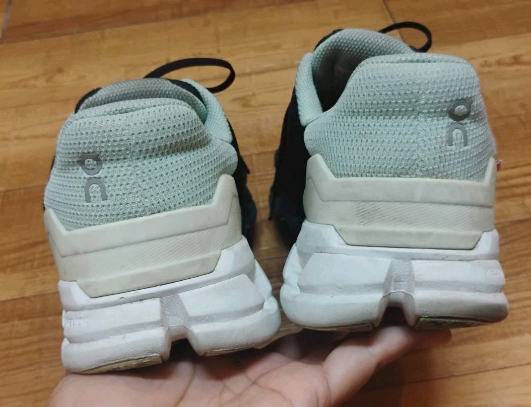 ON Cloud Flyer 2 Running Shoes Womens Size 9 Black White Green Gym Workout Hike
