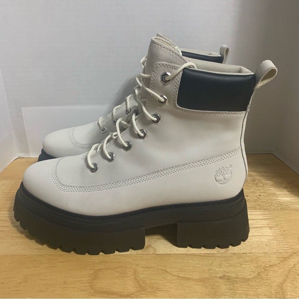 Timberland Sky 6 Inch Women’s Size 10M Beige/Black Clunky Lace Up Boots A5RSV