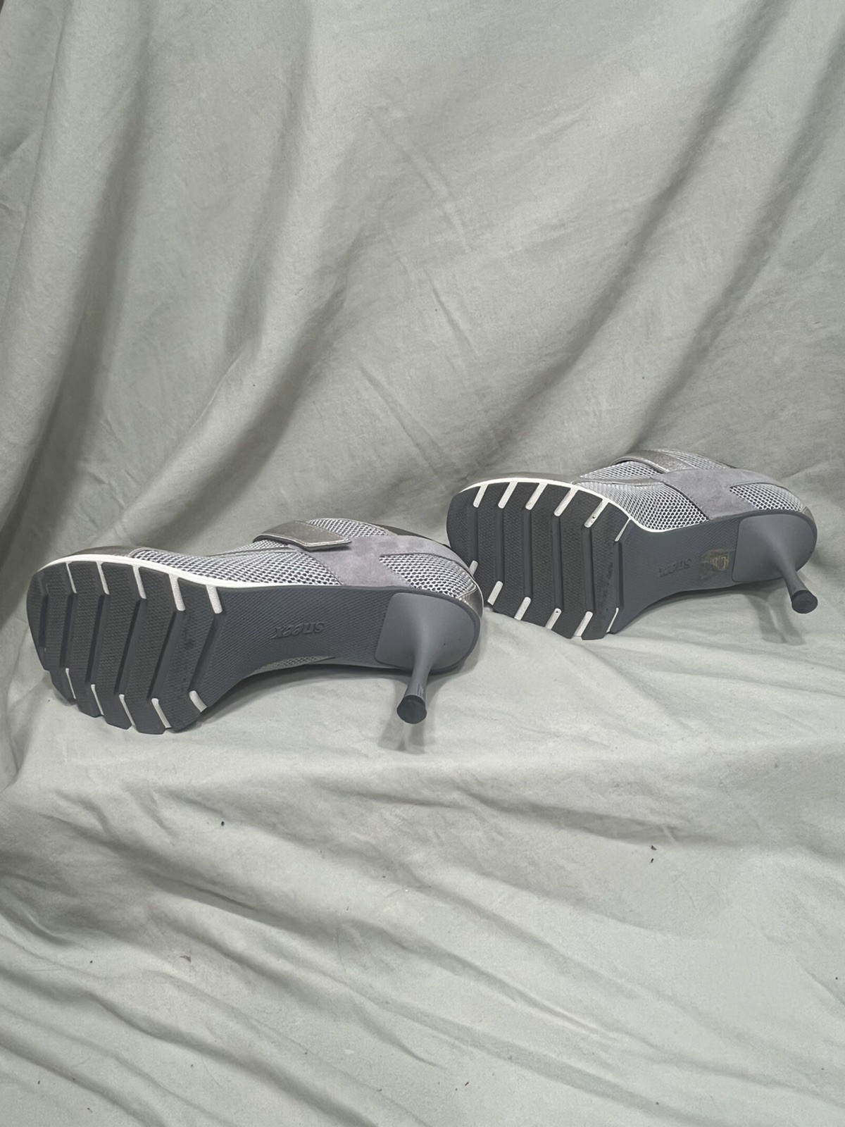 Sneex The Tepper Silver Hy-Heel by Sneex – Size 9W – Mint