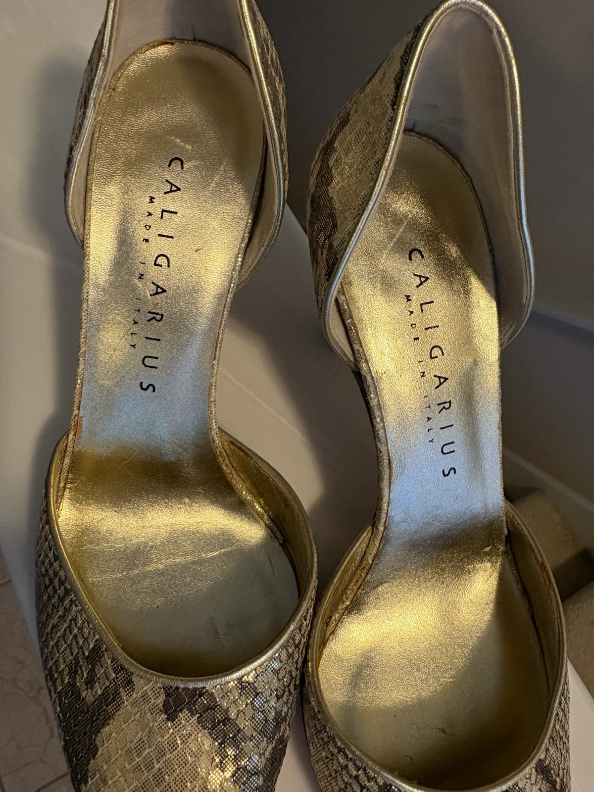 Caligarius Made In Italy Golden Faux Snake Texture Sz 8/9.5 Point Toe 3.25” Heel