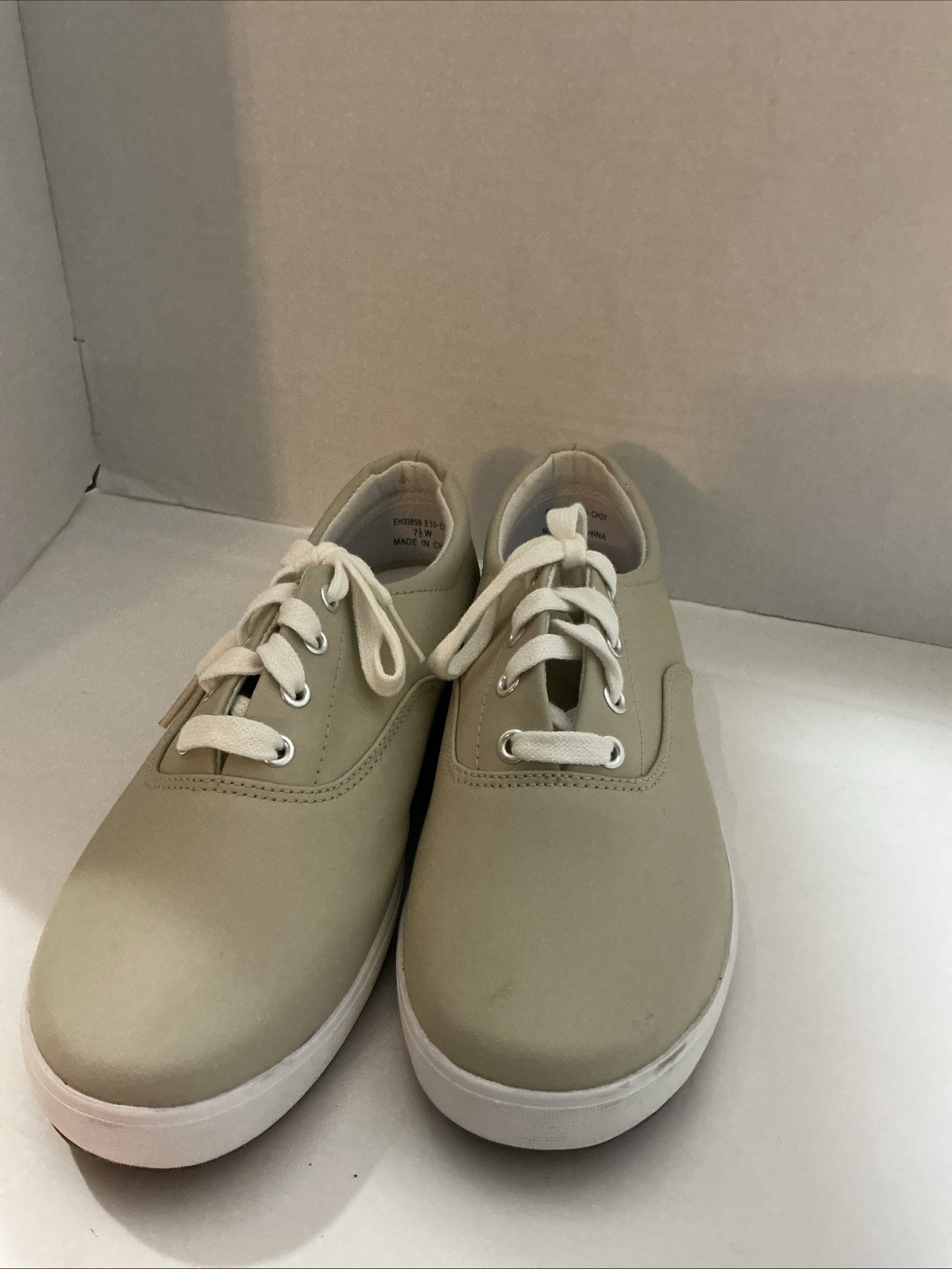 Grasshoppers Ortholite Women’s Beige Sneakers. Size 7.5 New