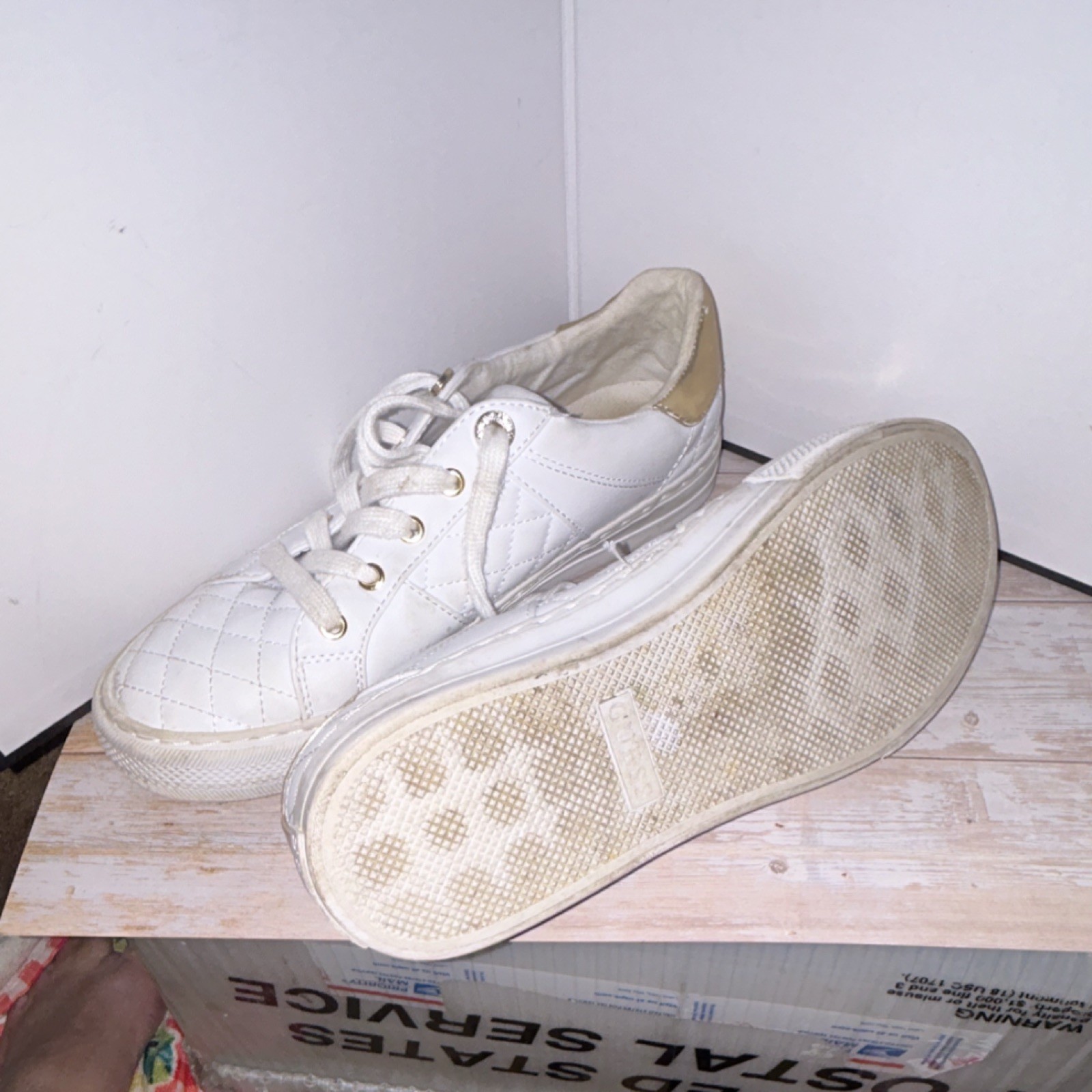GUESS Womans White Quilted Low Top Lace-Up Sneakers Gold Logo Accents