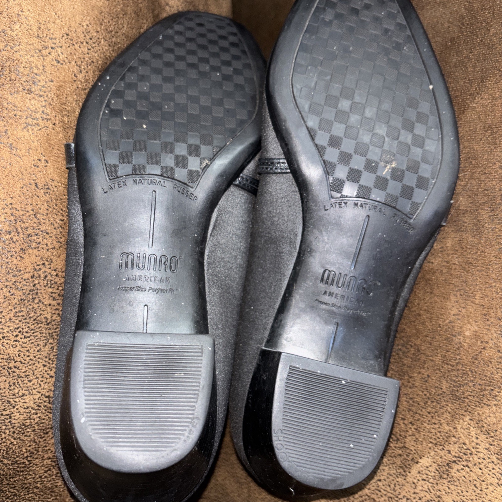 Munro American 9WW Womens Gray Slip On Block Heels Shoes Size 9 Wide