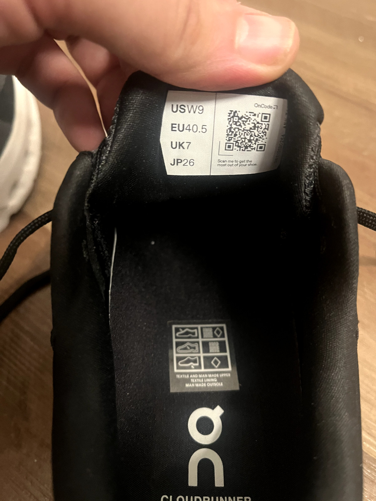 Size 9 – ON Cloudrunner 2 Eclipse Black W