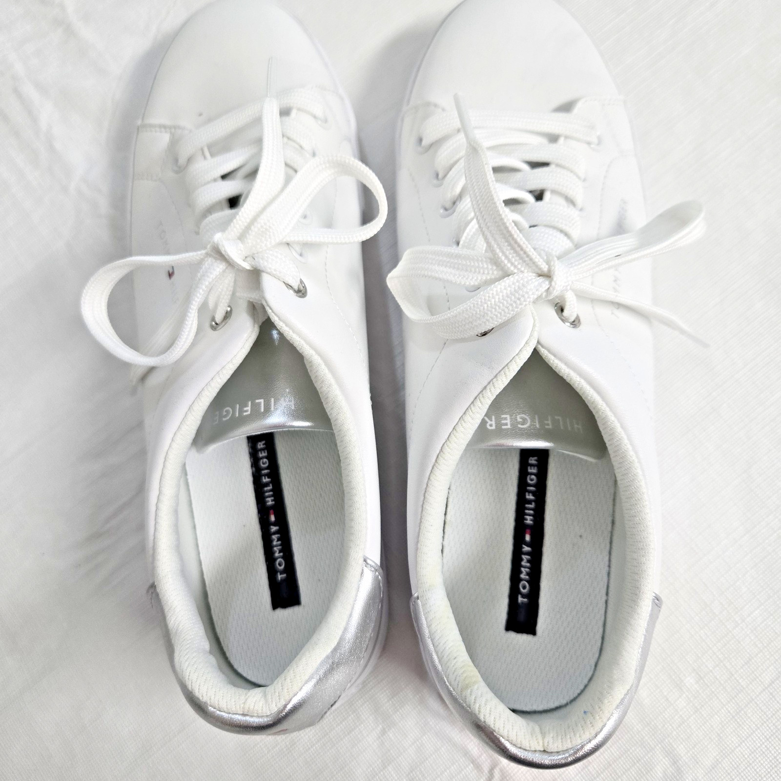 Tommy Hilfiger Lyan Womens Logo Low Top Sneakers White Silver US Size 9.5M