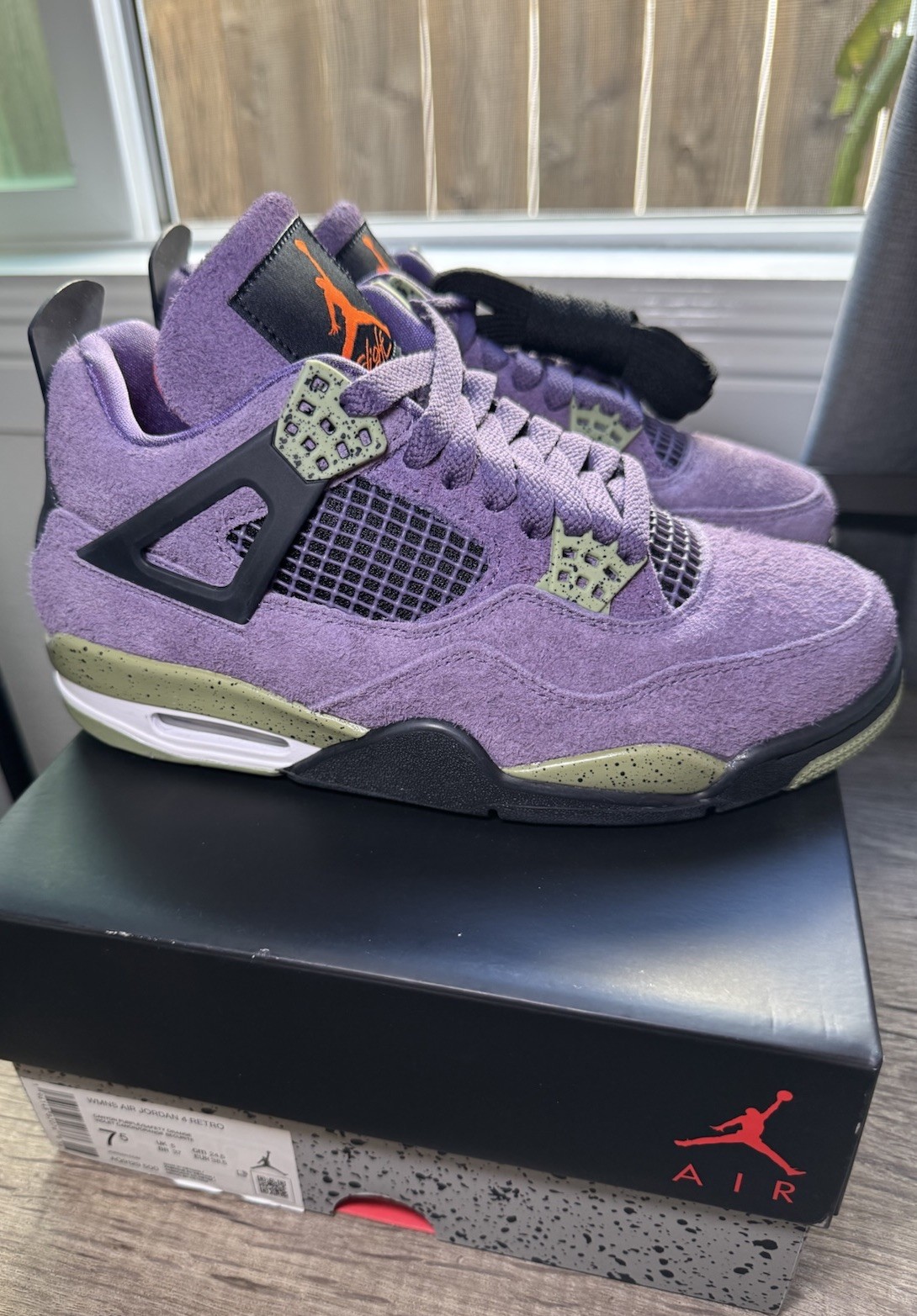 DS – WMNS AIR JORDAN 4 RETRO “CANYON PURPLE” – AQ9129-500 – SIZE 7.5 WMNS