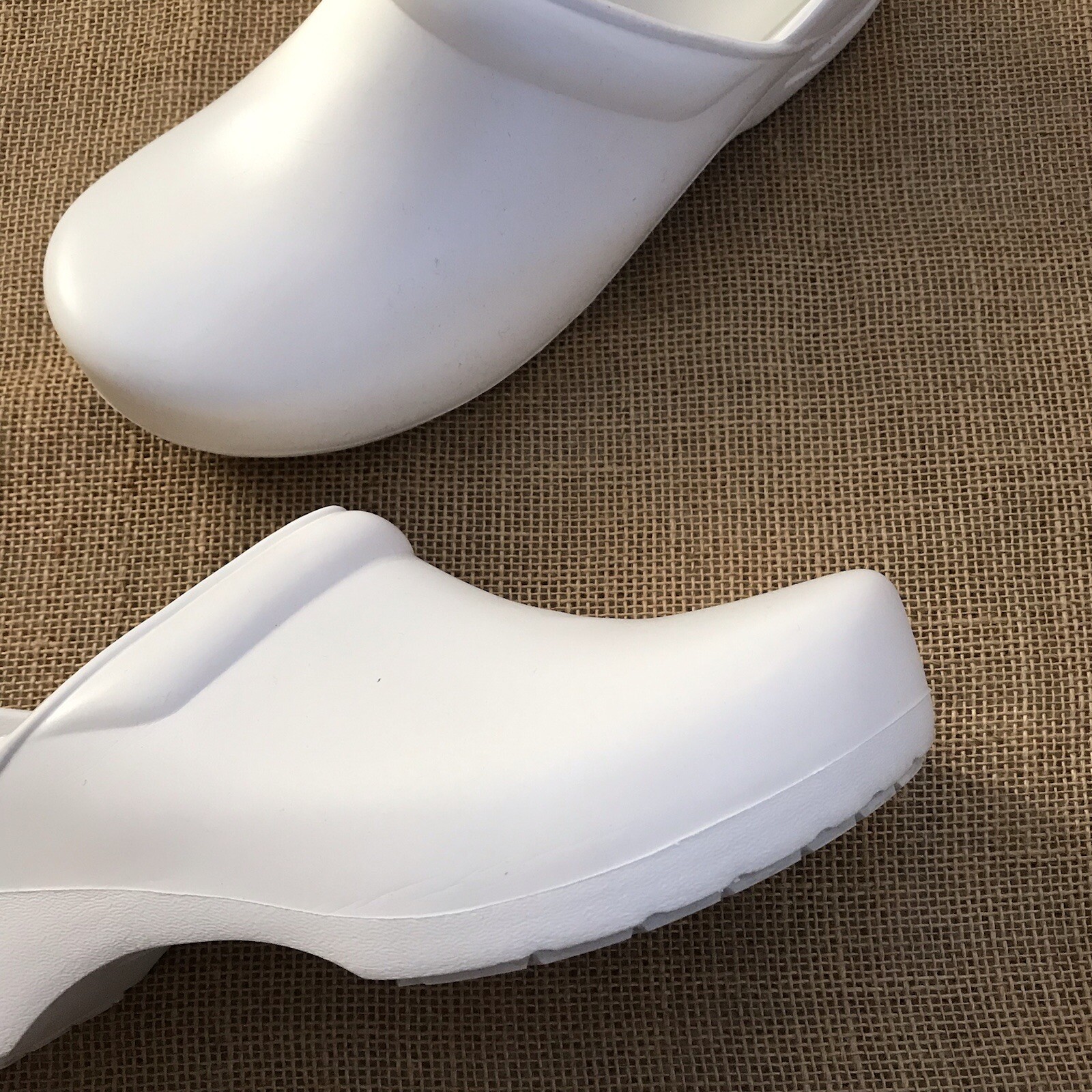 Anywear Women’s Guardian angel Closed Toe Clogs, White, Size 11 Work Foam Comfor