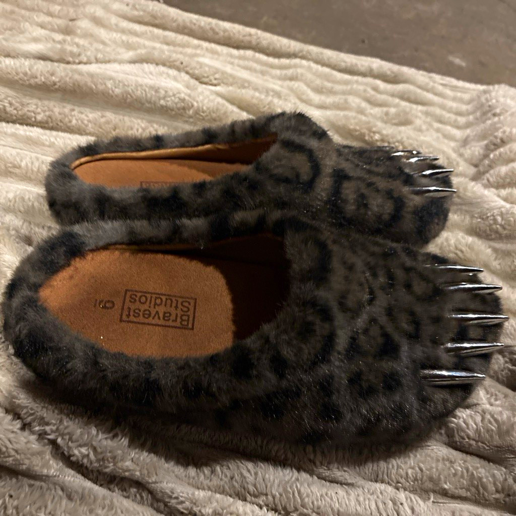 Bravest Studios Women’s Faux Fur Leopard Spike Slip-On Slippers Gray/Black 9