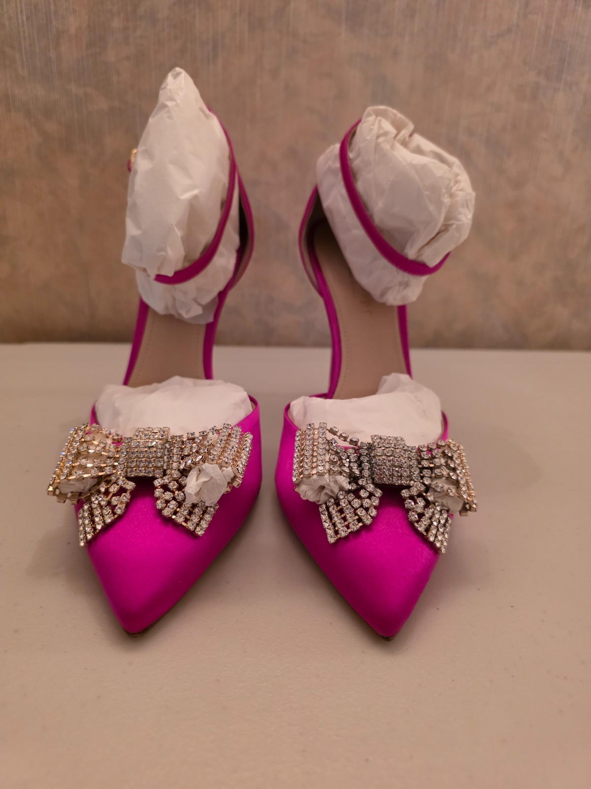 New in Box Dee Ocleppo Made in Italy Size 40 Satin Fuschia Bow Heels