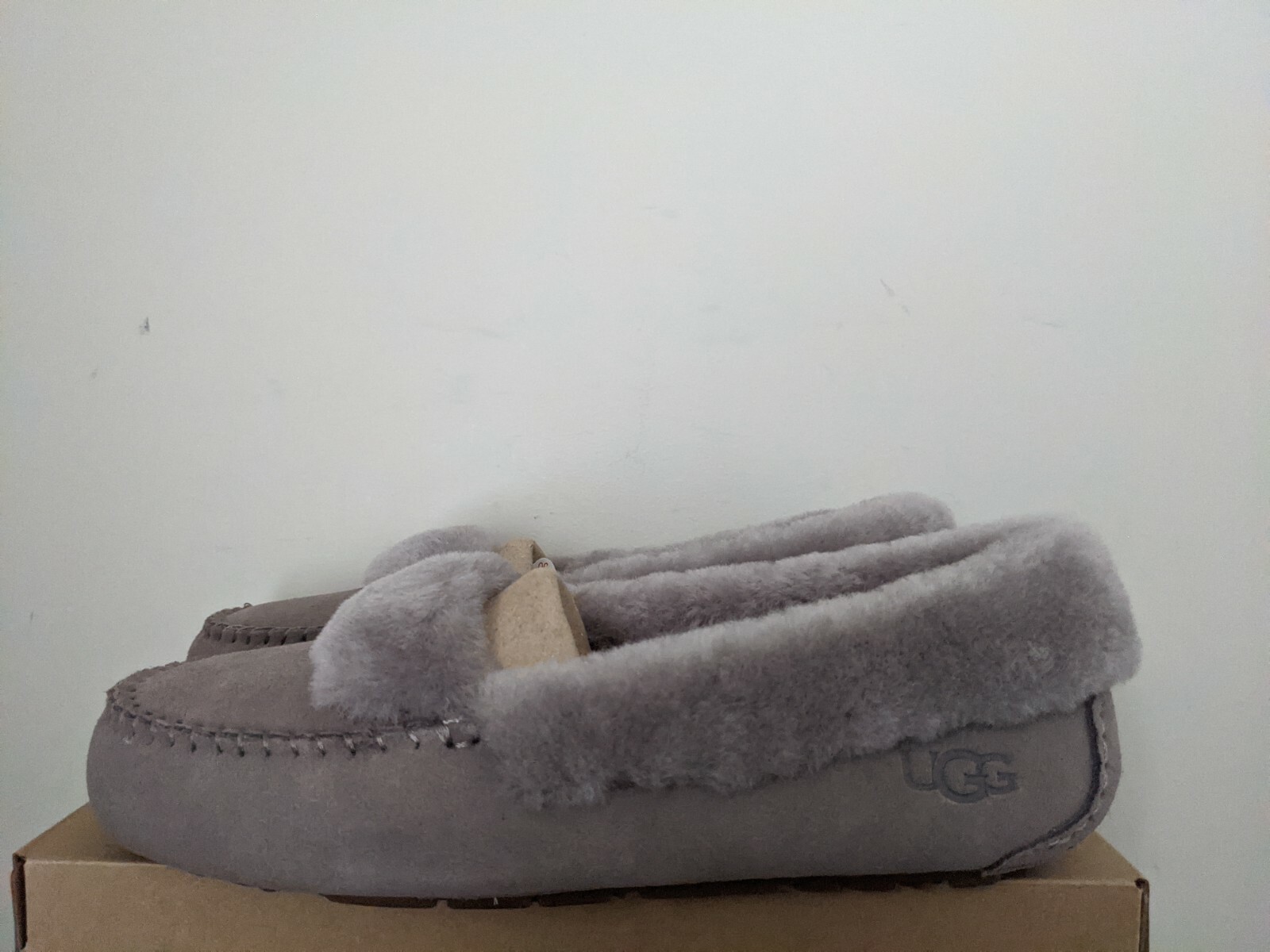 Ugg Australia Womens Dakota Spill Seam moccasin Size 8 NIB