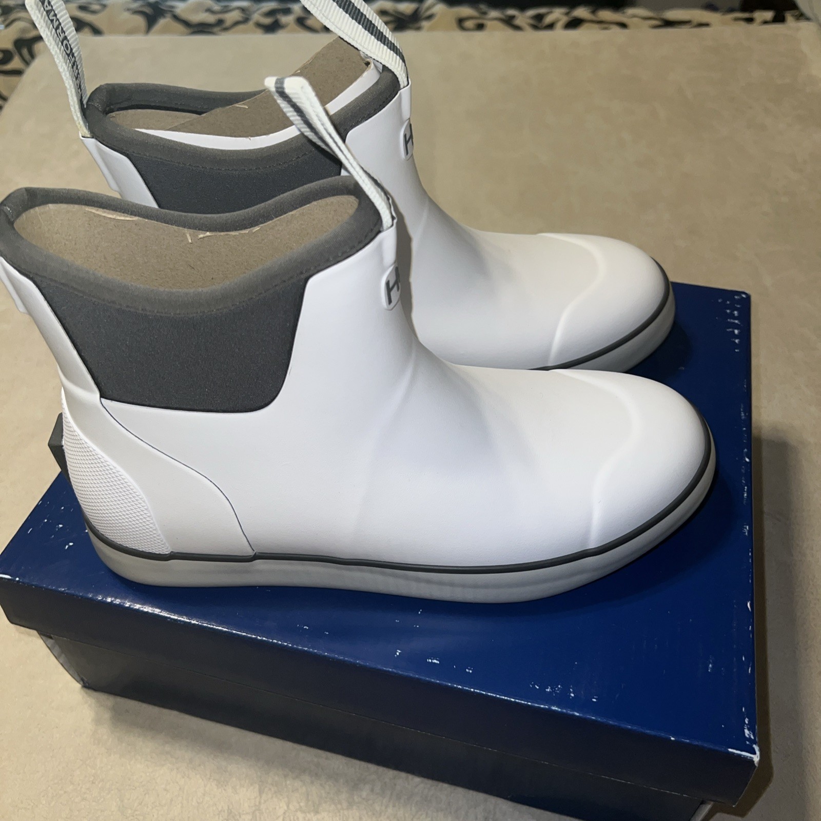 HUK Women’s Rouge Wave Boot White Size 7