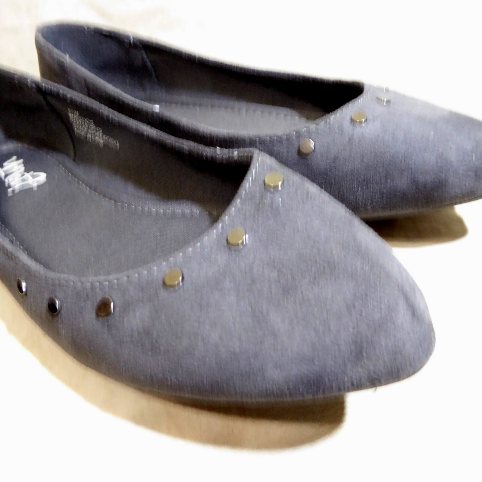 🩰 Y-Not? Pointy Toe Ballet Flats sz 8.5 M Nickel Gray Suede Textile; Studded