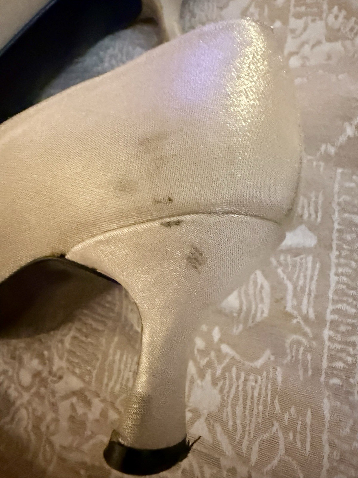 Stuart Weitzman Women’s Ivory Silk Pointed Toe Kitten Heel Pumps 7.5 B