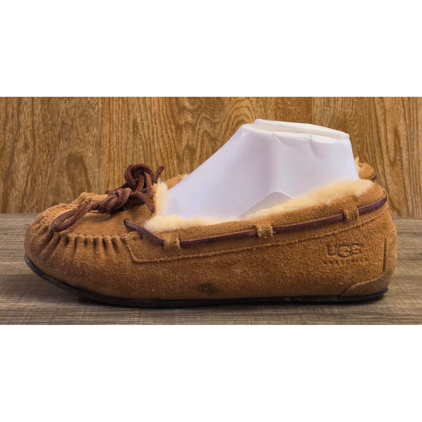 UGG Dakota Moccasin Slippers Womens Size 6 Brown Shearling Lined Leather