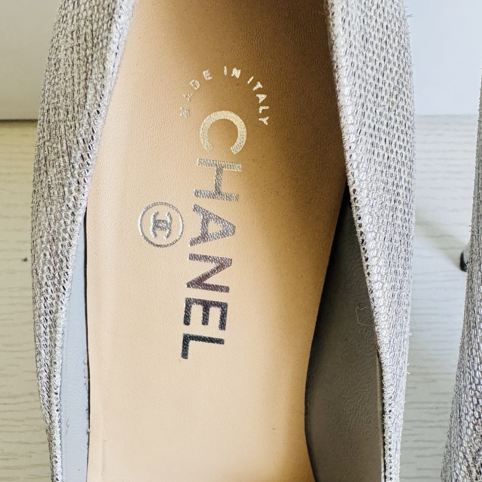 CHANEL Pumps Metallic Silver Cap toe Textured EU 39.5 Crystal Logo Stiletto Heel