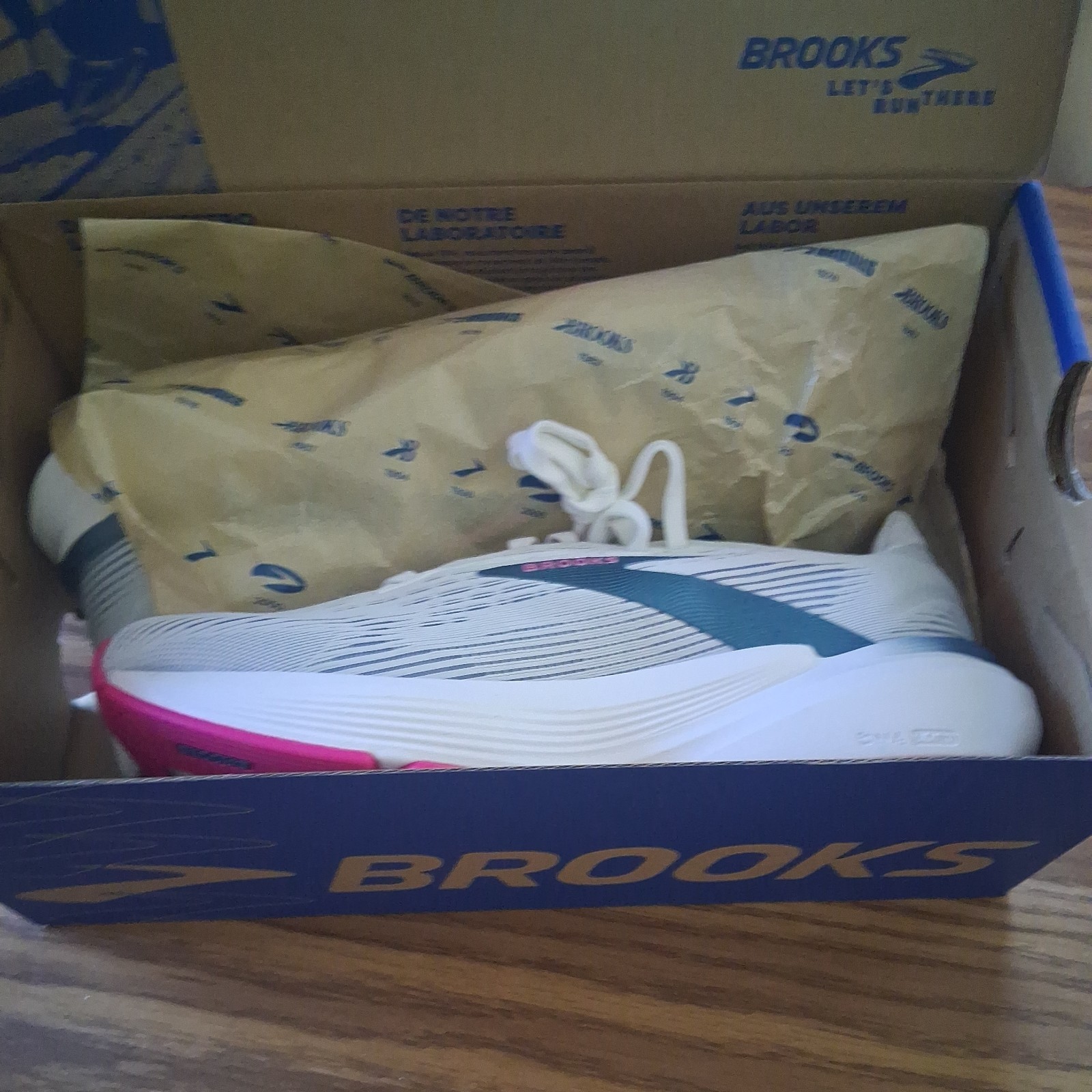 Brooks Revel 8 Womans Walk & Run Size 6.5 Brand New Never Worn.
