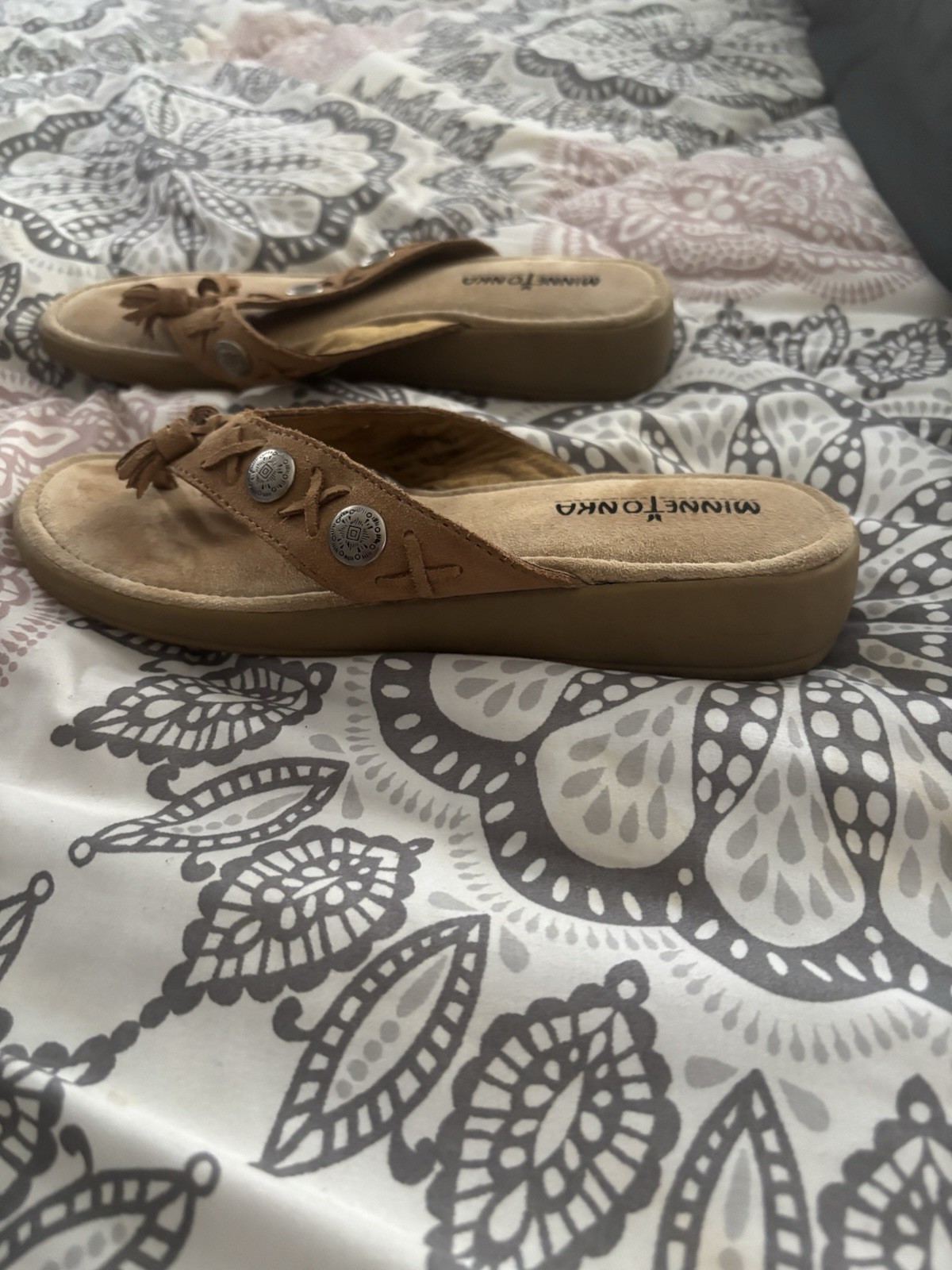 Minnetonka Women’s Leather Flip Flop Thong Sandals, Sunny Brown, Size 8