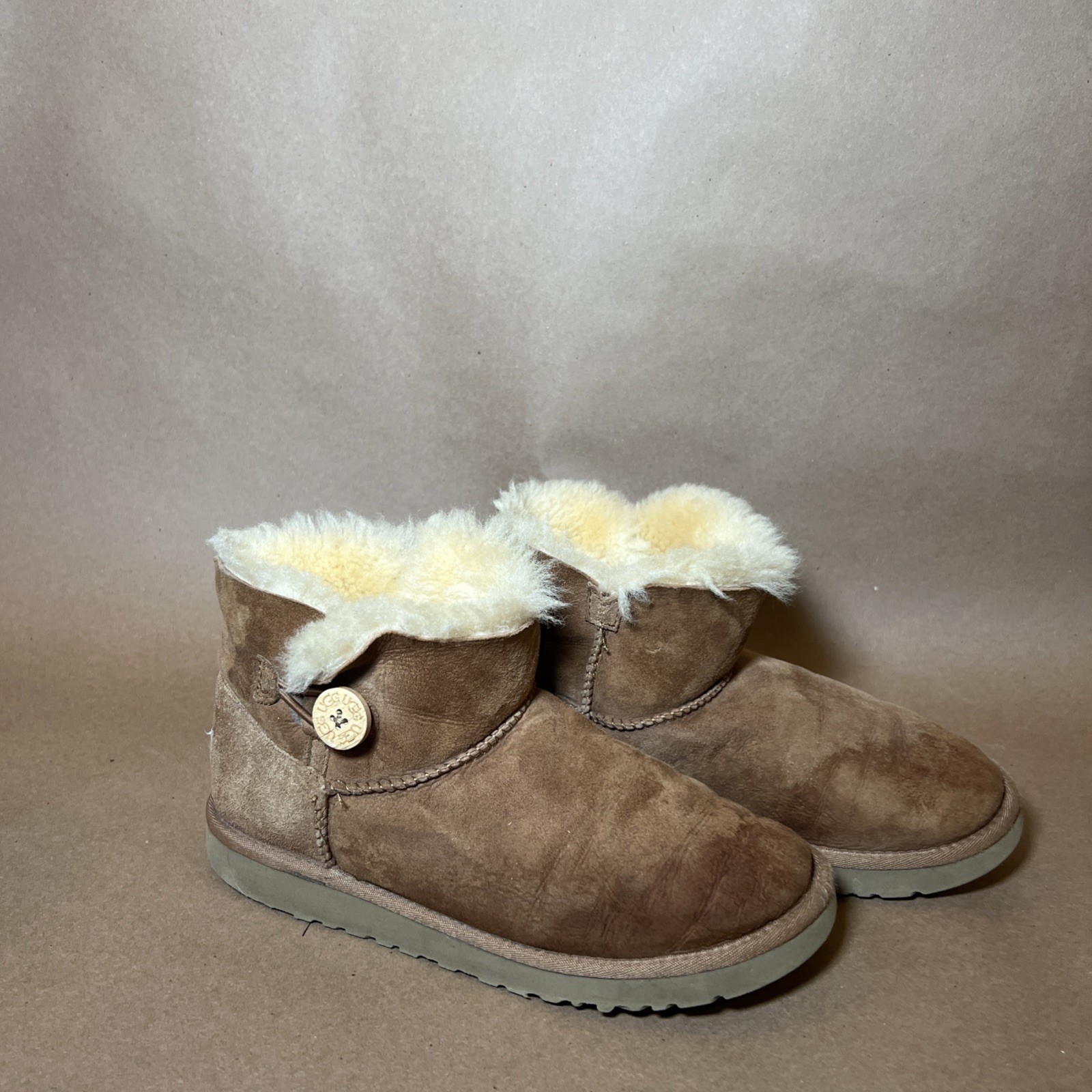 Used UGG Mini Bailey Button In Chestnut Tan Brown Winter Boots Size US Women’s 5