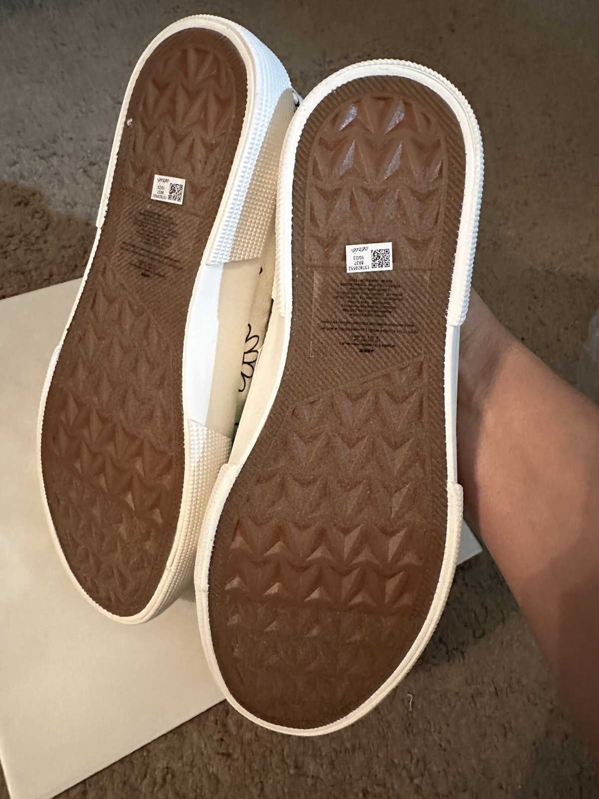 Aerie Smiley Daisy Sneakers Size 8