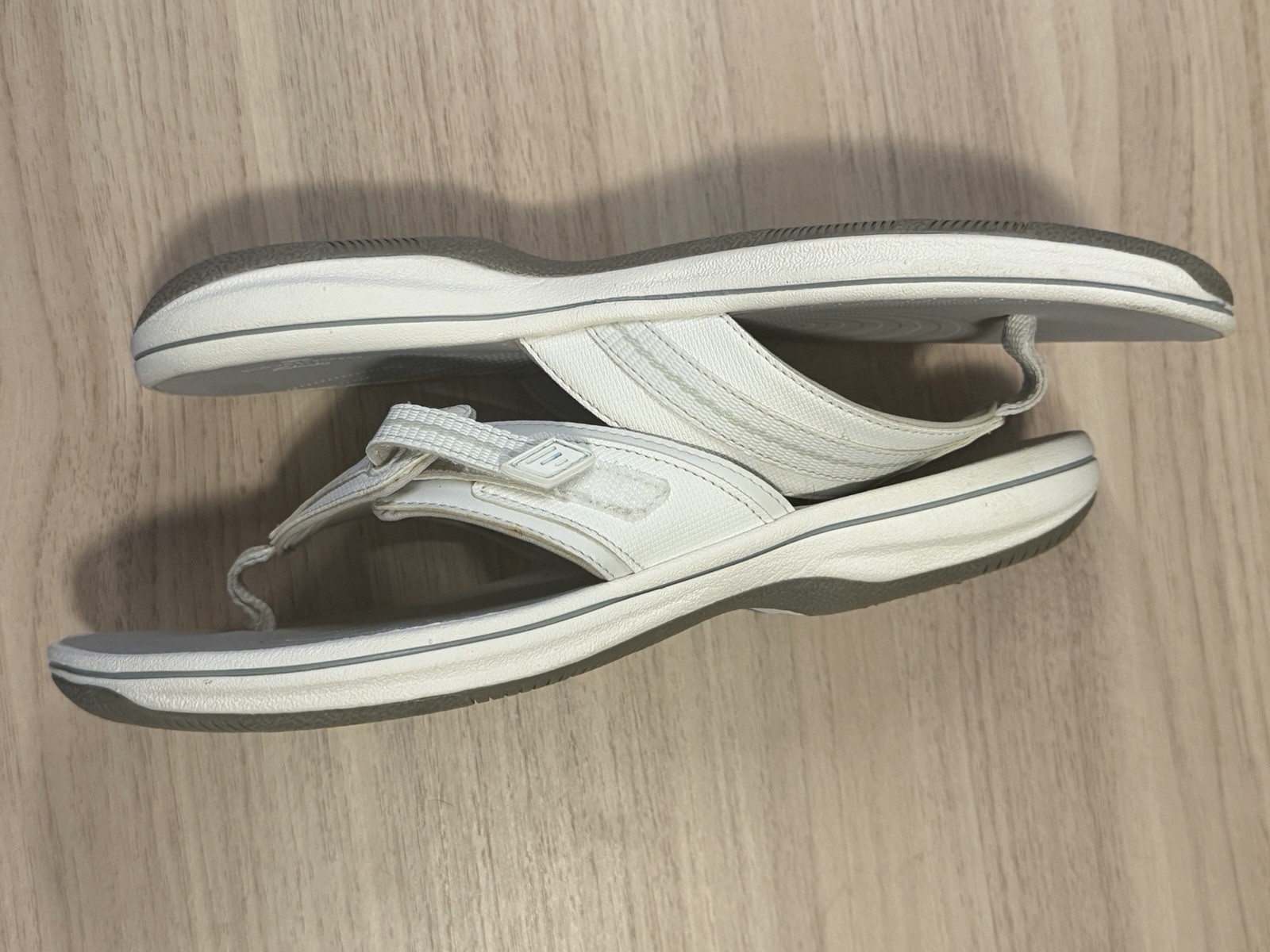 Clarks Cloudsteppers Women’s White Adjustable Strap Sandal Size 9M