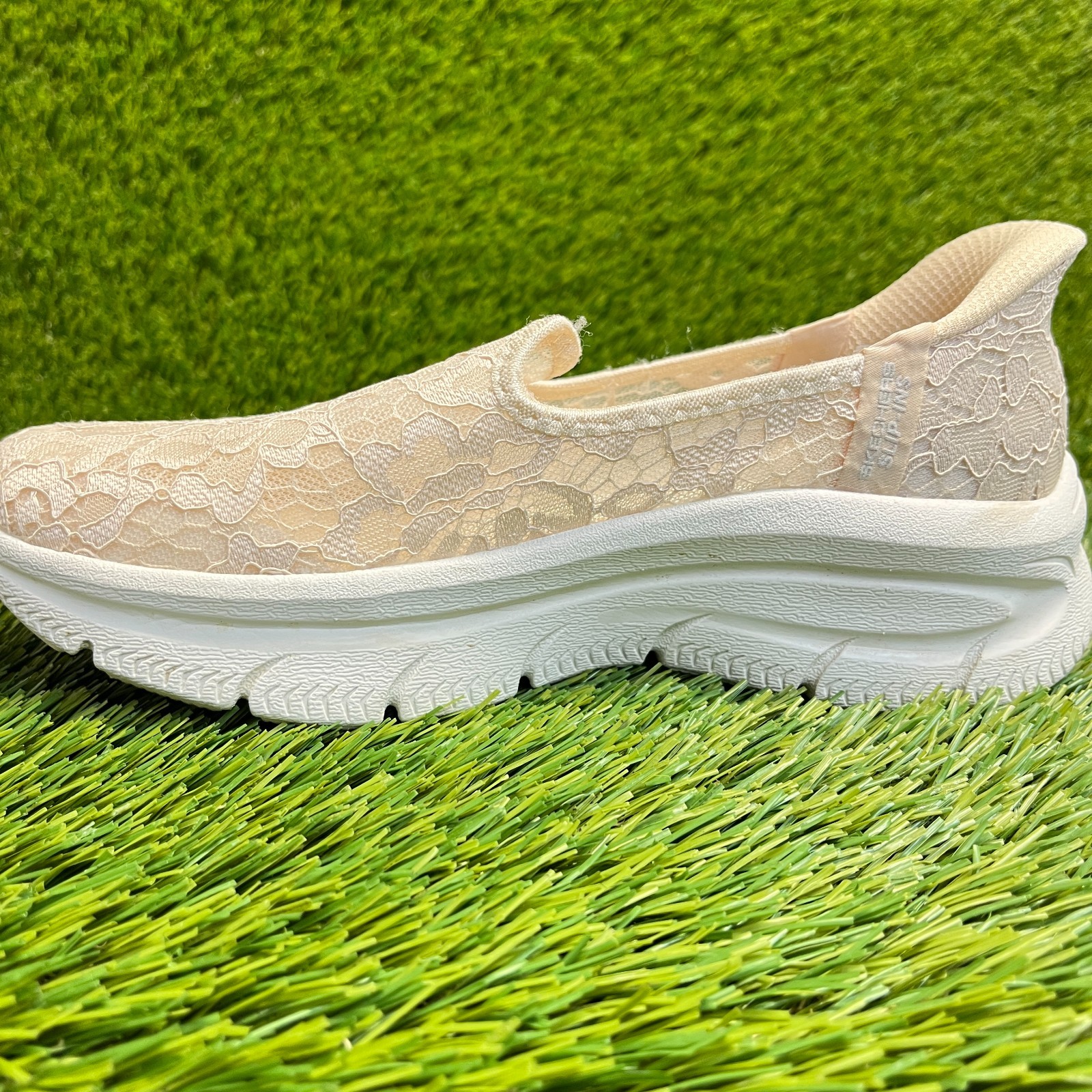 Skechers Slip-Ins Modern D’Lux Womens Size 5 Beige Casual Walking Slip On Shoes