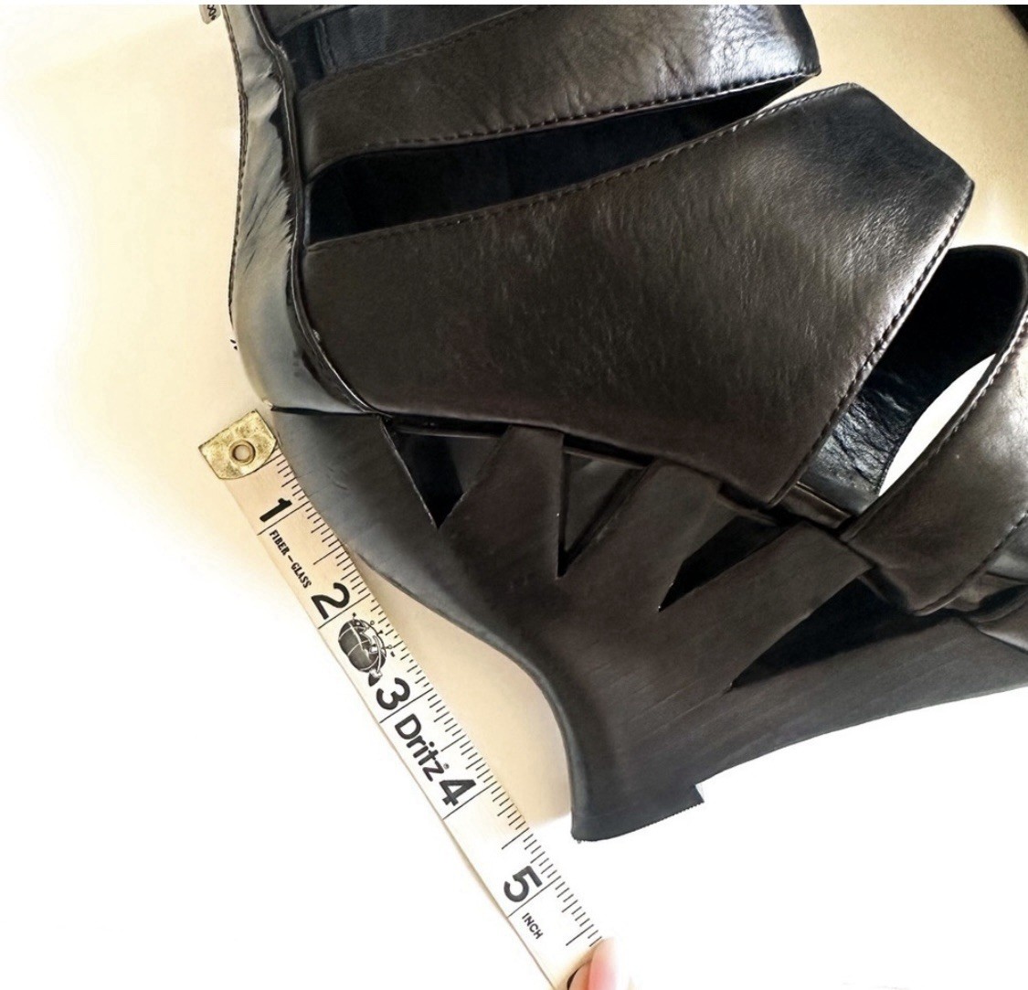 Donald J. Pliner Avant Garde Heeled Black Wedge Sandal. Logo Zipper Heel 7.5