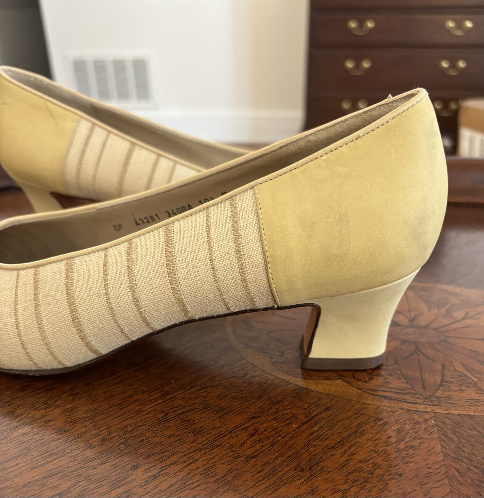 Salvatore Ferragamo Vintage Pumps Cream Beige Striped Canvas Leather Size 10.5 B