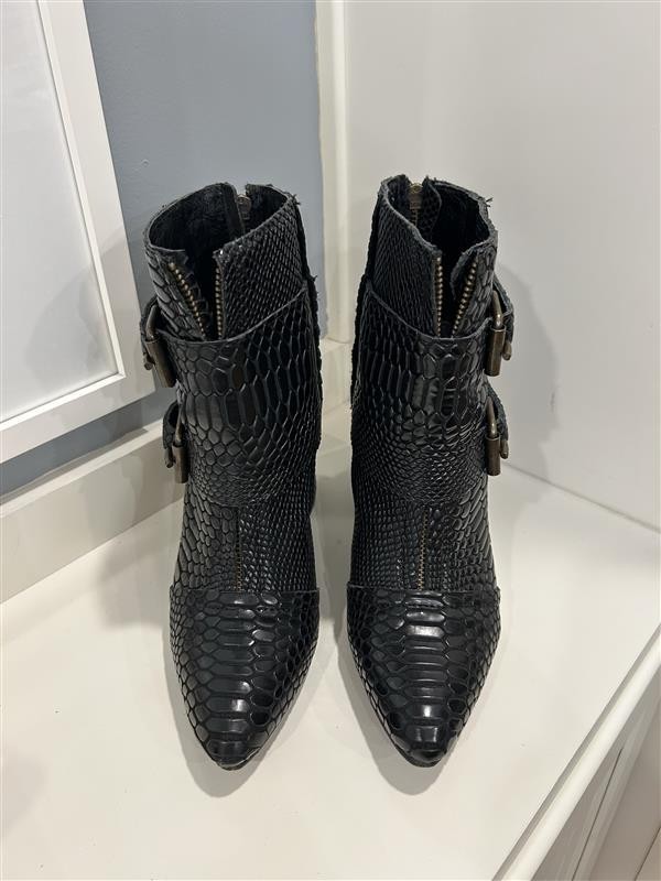 Freebird by Steven – Joey Snake Embossed Leather Boots Black Pointed Toe Size 8