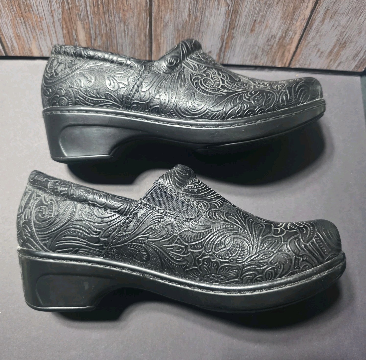 Yuu Bethanee Black Tooled Embossed Leather Floral Paisley Clogs Slip-On Shoes 8W
