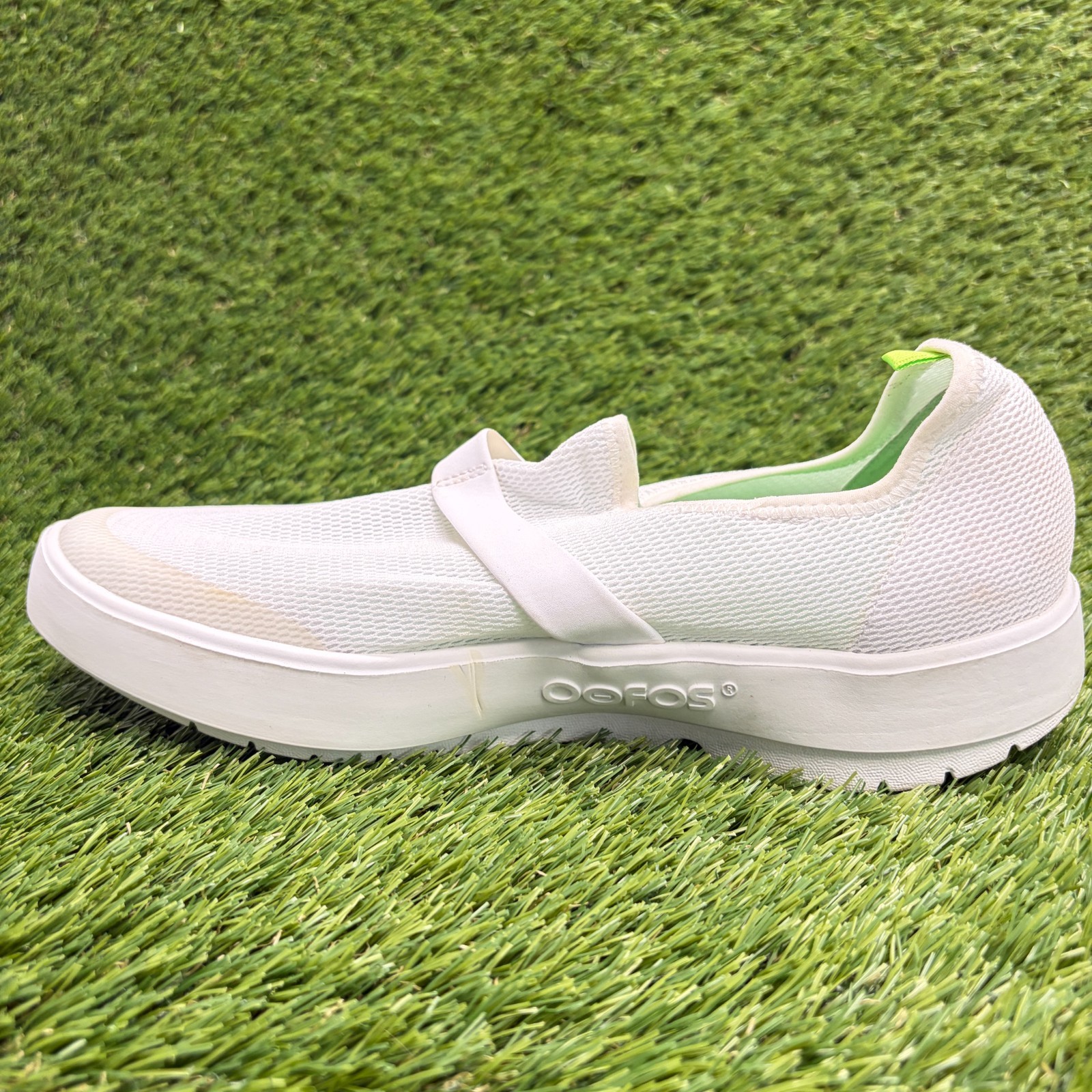 OOFOS OOmg eeZee Low Womens Size 11 White Casual Walking Slip On Recovery Shoes