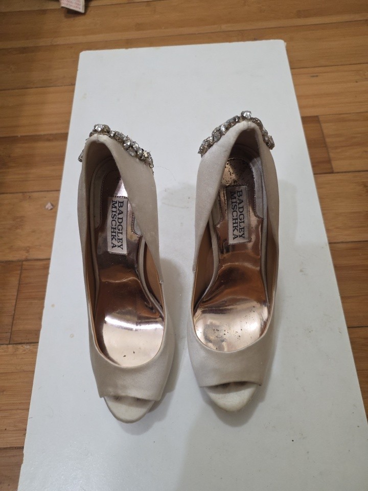 BADGLEY MISCHKA Latte Satin Kiara Embellished Open Peep-Toe Stiletto Pumps SZ6.5