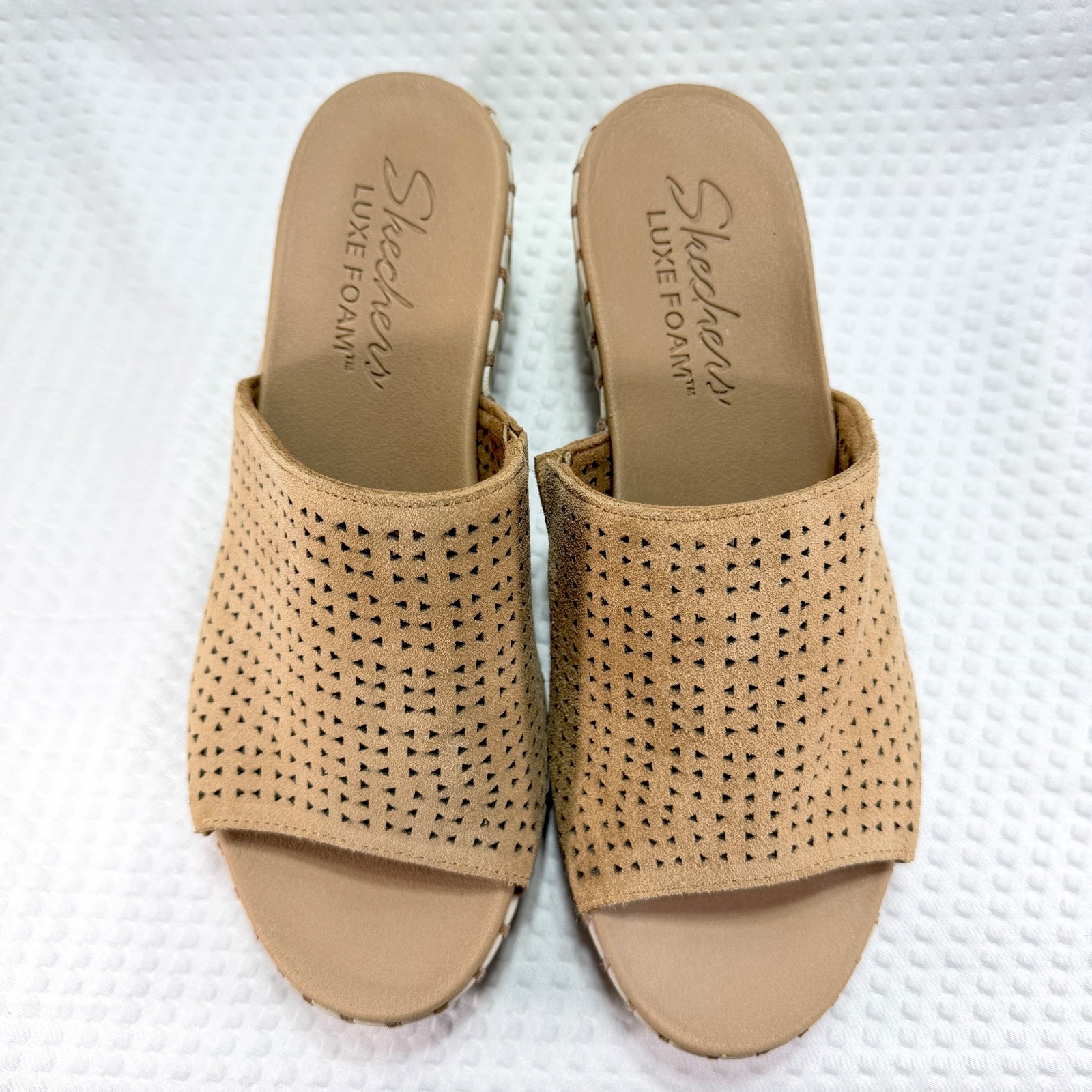 Women’s Skechers Pier Ave Luxe Foam Suede Wedge Sandal Tan Size 8 -New w/Flaw