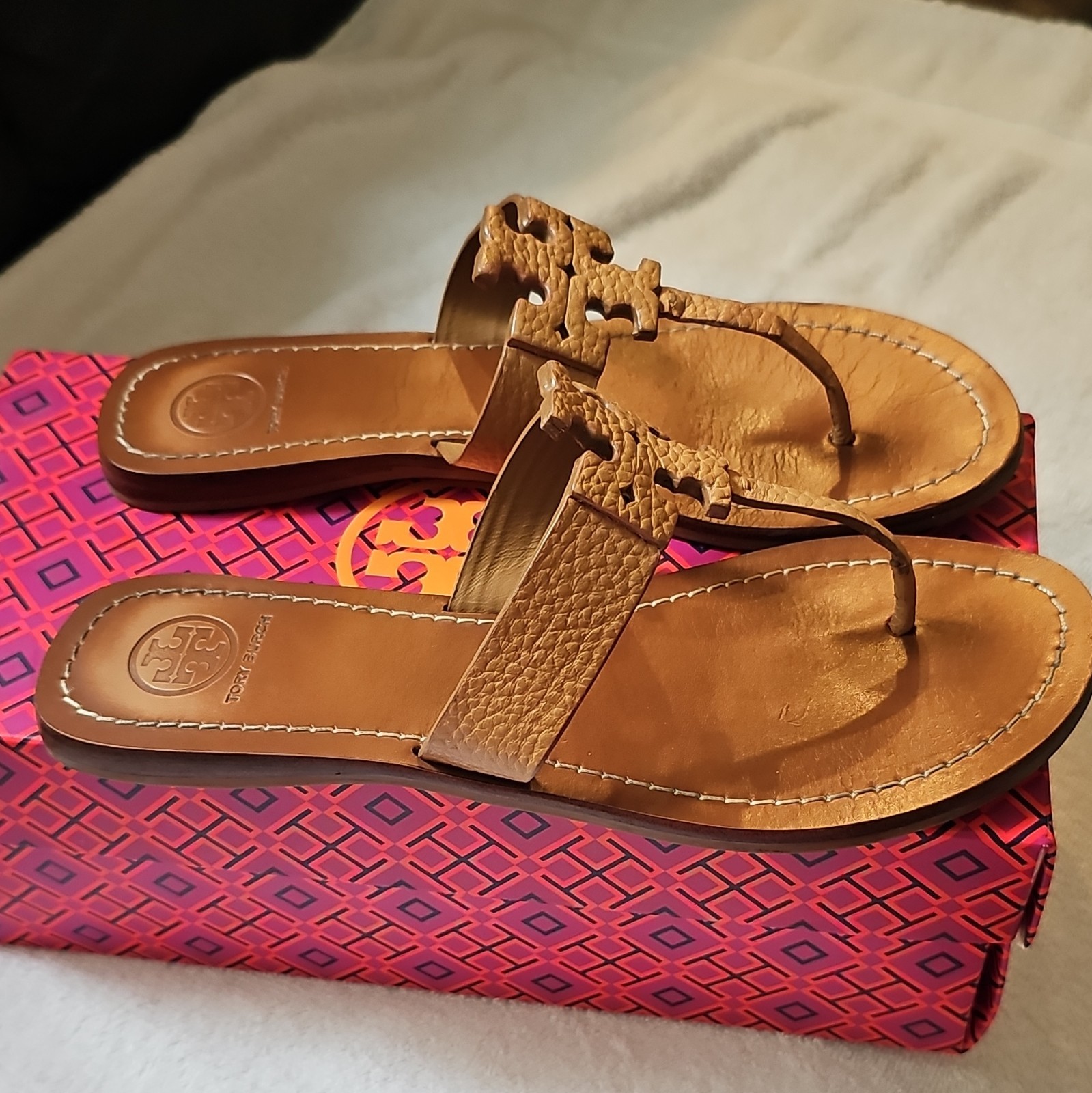Tory Burch Flat Thong Sandals Tan Tumbled Leather Logo Strap Women US 7.5