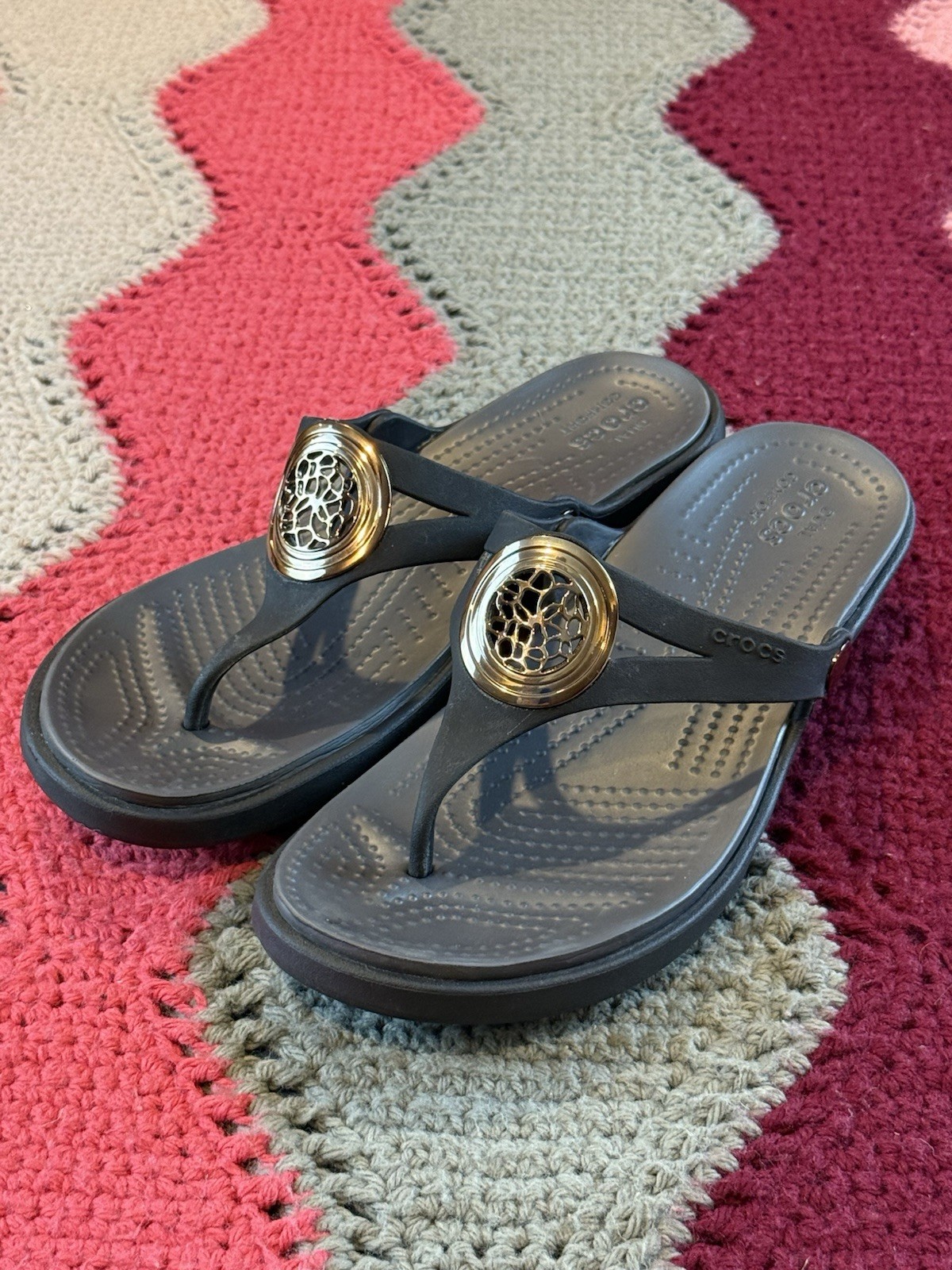 Crocs Sanrah Flip Flop Wedge Sandal Womens Black Size 9 Gold Circle Medallion