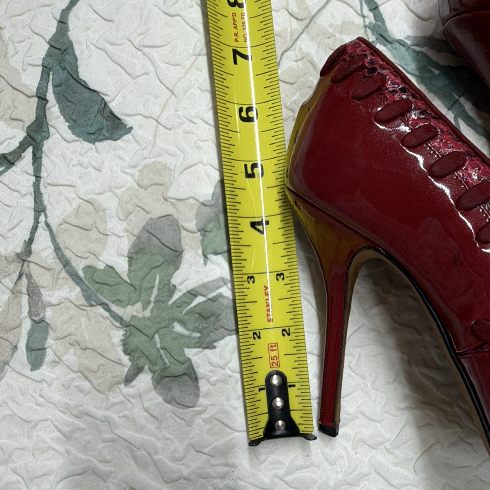Oscar de la Renta Red Patent Leather Python Print Lace-Up Pumps EU 39 US8.5