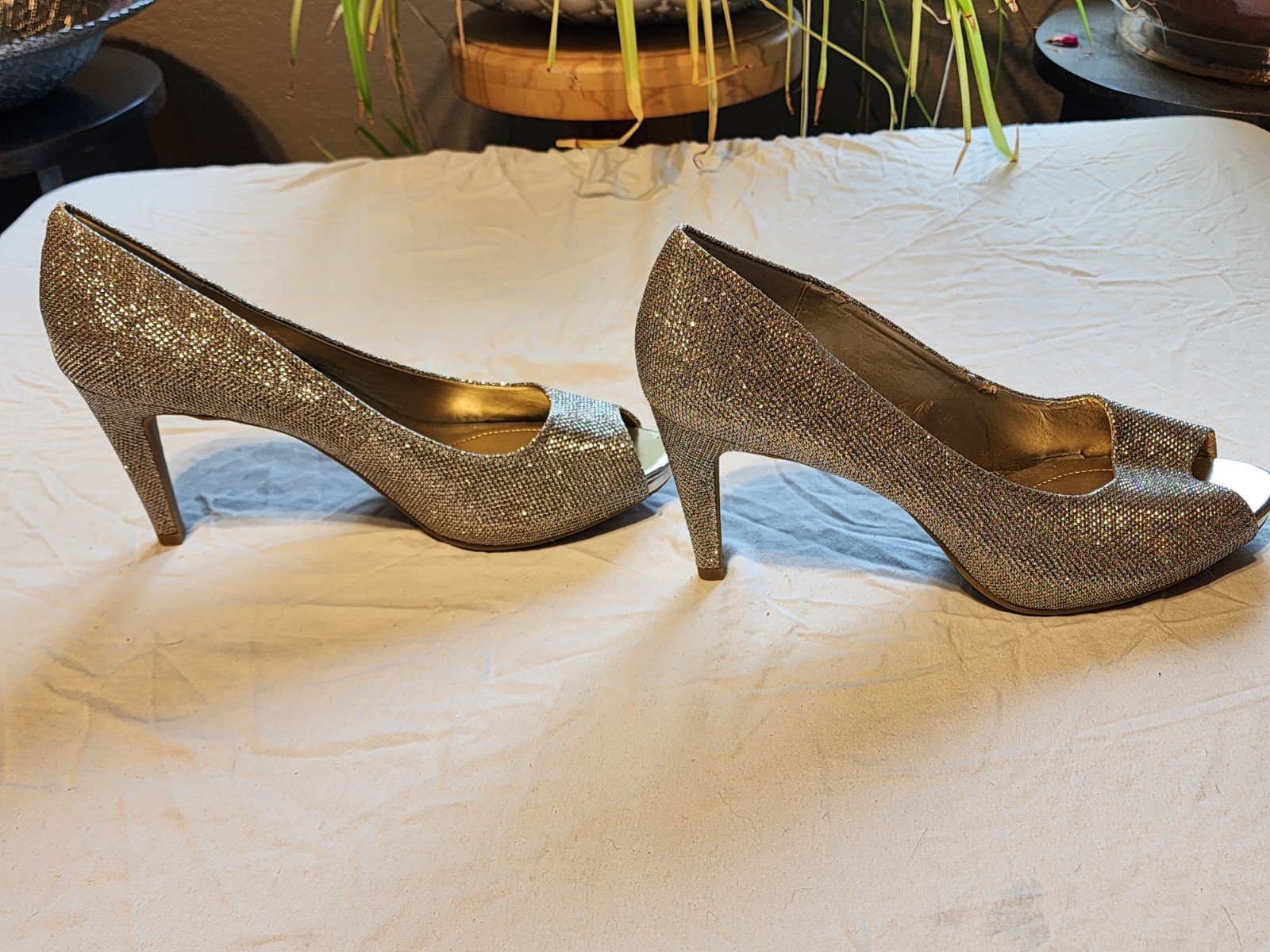 Womens Size 10M Silver Sparkle Bandolino 3.25 inch Heels