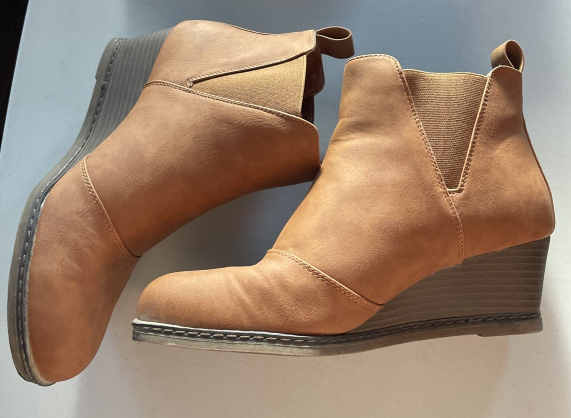 VEPOSE NEW YORK Women’s Brown Pull-On Wedge Round Toe Ankle Boots Size: 8M