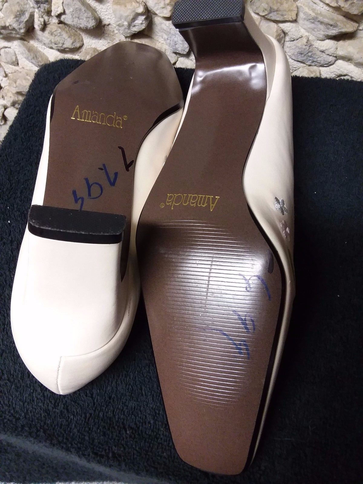 Amanda ladies bone heels w/flower embroidery on the vamp size 7.5
