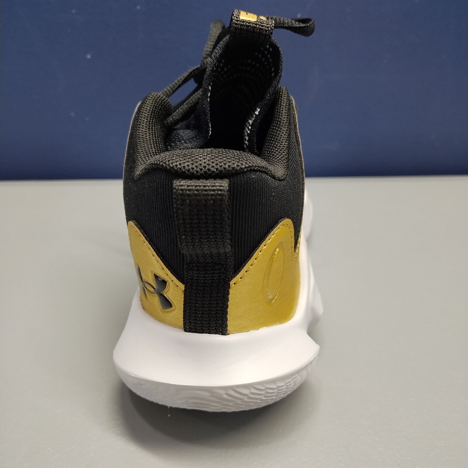 Under Armour Flow Breakthru 4 Basketball Shoes 6.5 Womens Black Gold 3026641-001
