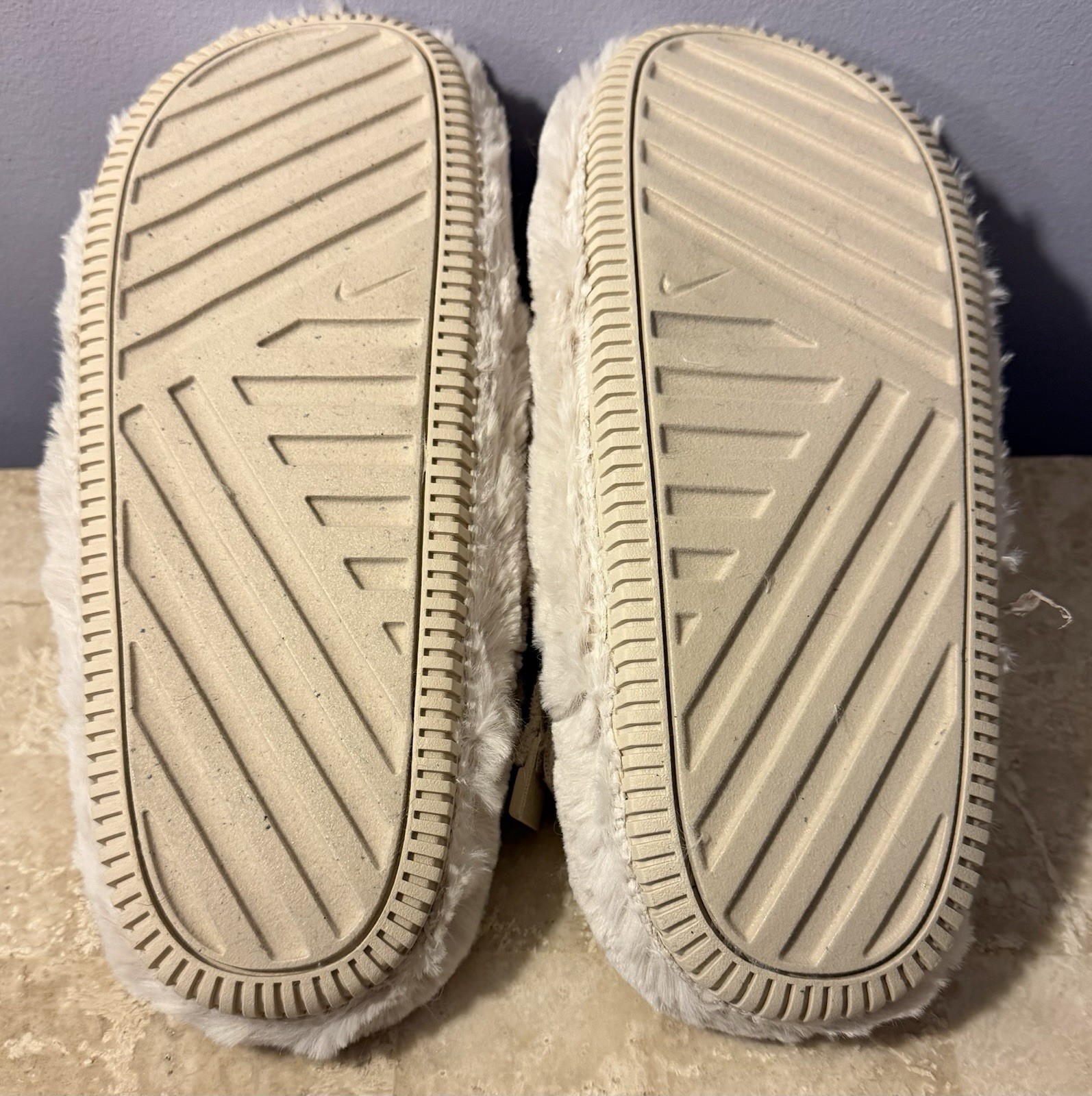 Nike Women Clogs Slippers Comfy Faux Fur Beige Size: 9 New