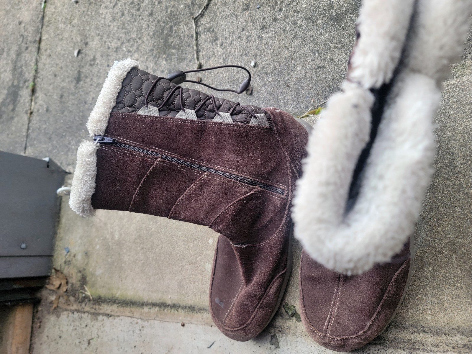 Columbia Women’s Brown Suede Mid-Calf Snow Boots Faux Fur Lined Lace-Up 8.5