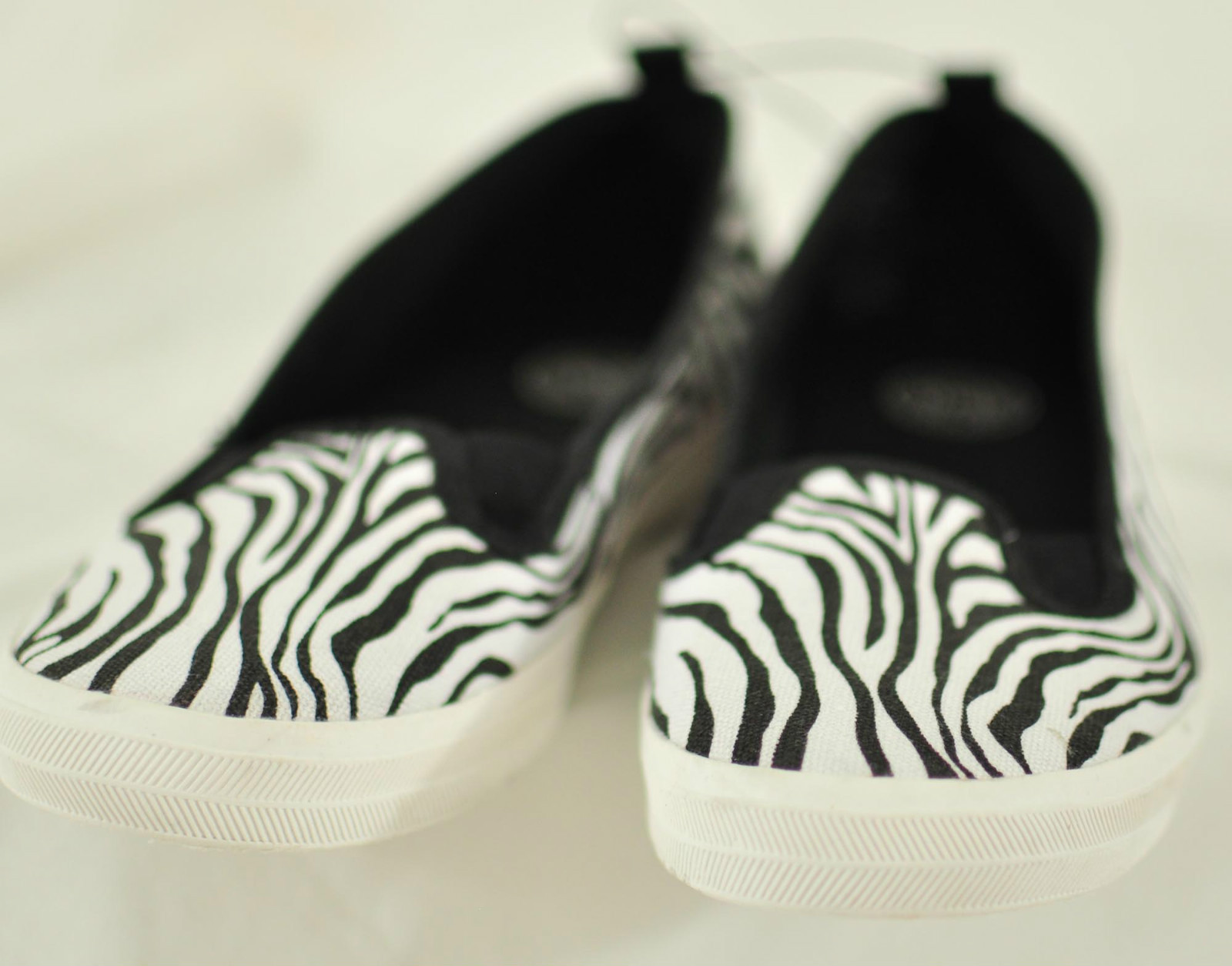 women’s fun zebra striped sneakers slip ons size 6 JR by SO brand new! MSRP $40