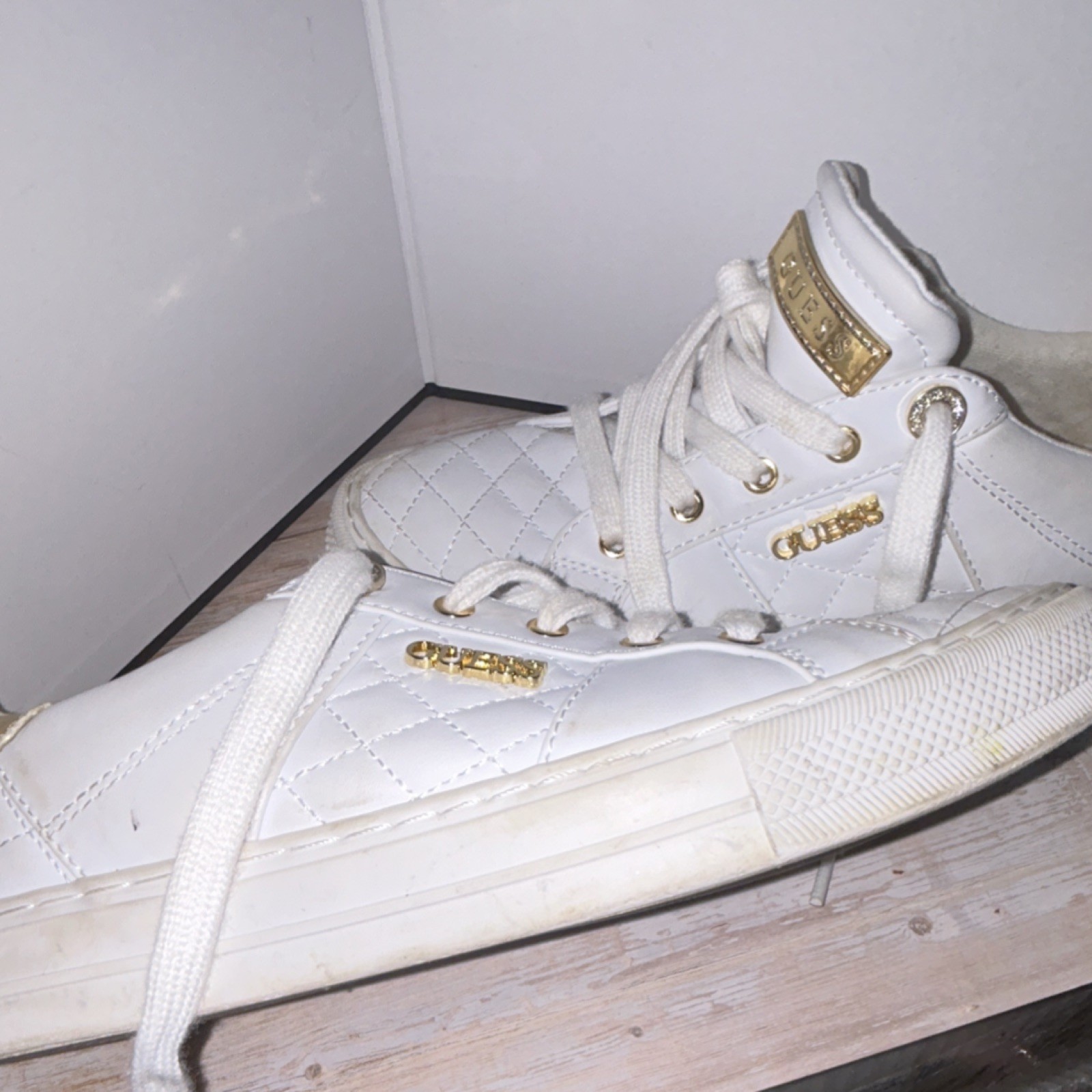 GUESS Womans White Quilted Low Top Lace-Up Sneakers Gold Logo Accents
